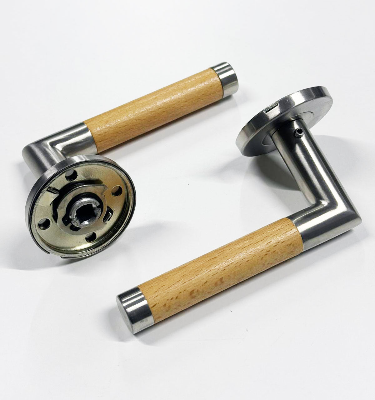Moderne deurkrukken van RVS en hout – tijdloos design