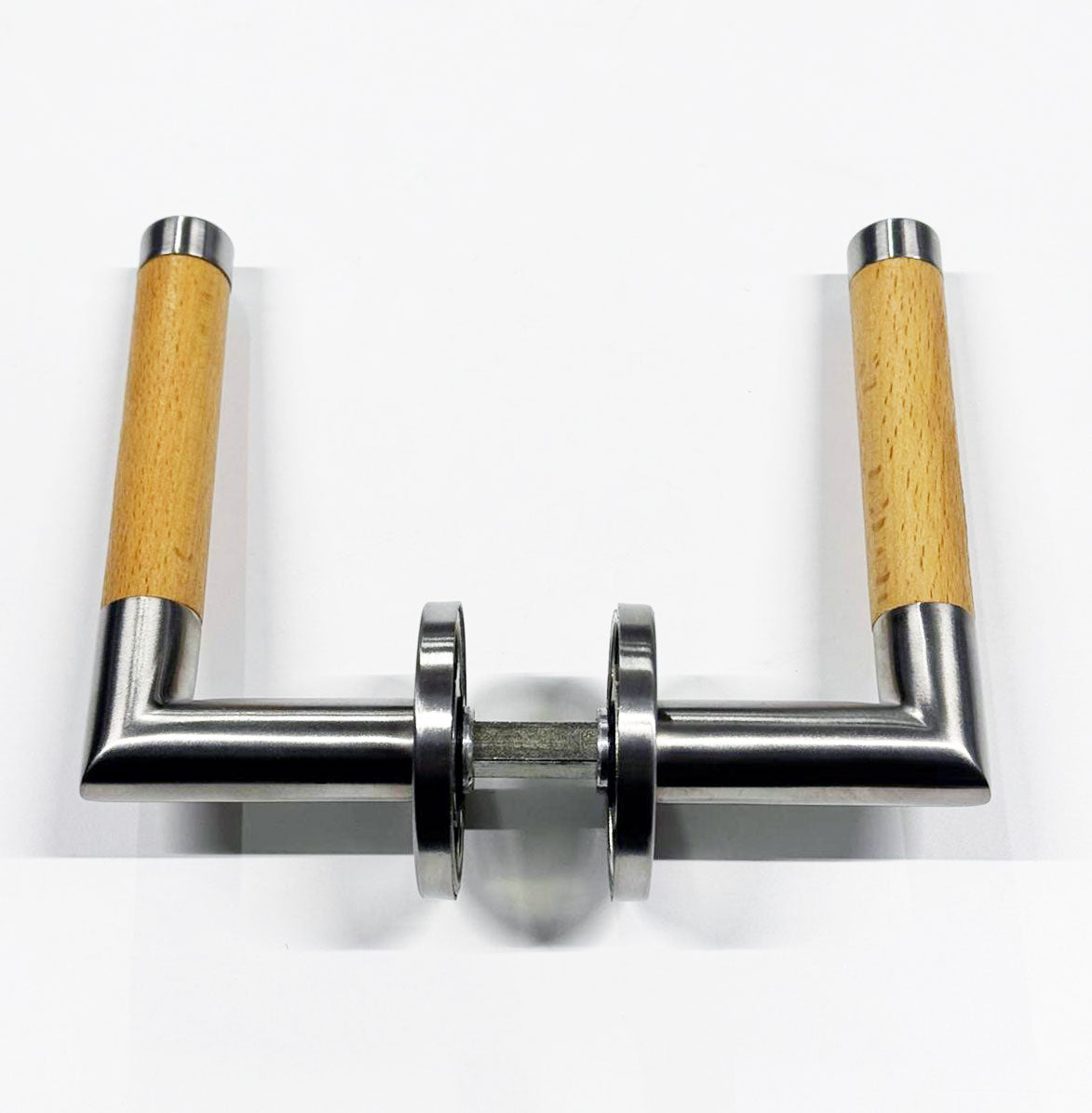 Moderne deurkrukken van RVS en hout – tijdloos design