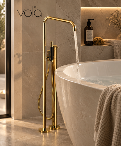 Vola FS1AP-65 vrijstaande design badmengkraan met handdouche in kleur goud met PVD bewerking