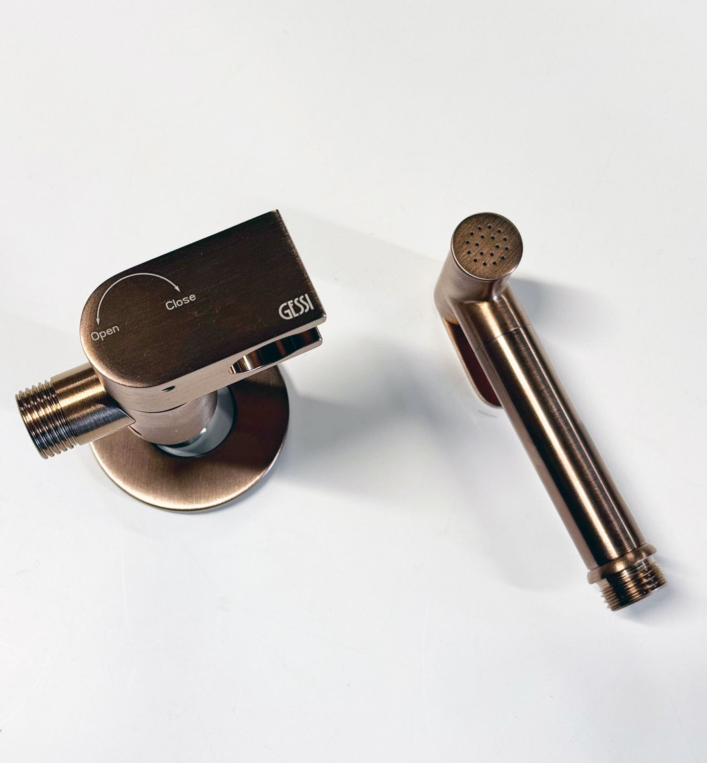 Gessi Tondo bidetdouche met drukknop, afsluitfunctie, veiligheidsventiel en 1/2" aansluiting, in geborsteld koper PVD