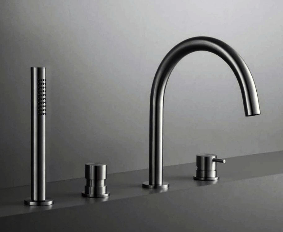 Waterevolution Flow 4-gats Badkraan voor Badrandmontage volledig PVD Gun Metal
