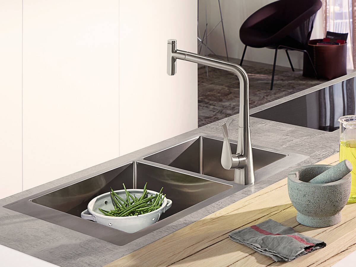 Hansgrohe Metris M71 New keukenkraan met uittrekbare vuistdouche brushed steel