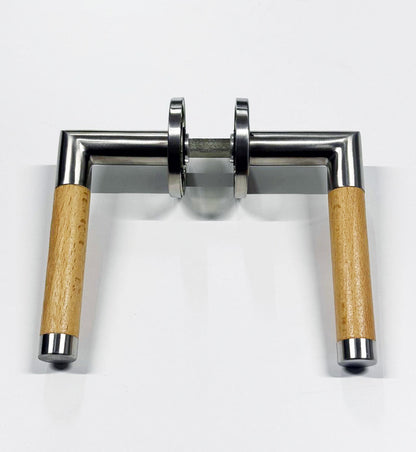 Moderne deurkrukken van RVS en hout – tijdloos design