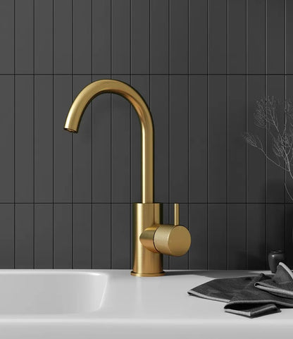 Hotbath Cobber X wastafelkraan met draaibare uitloop geborsteld messing PVD